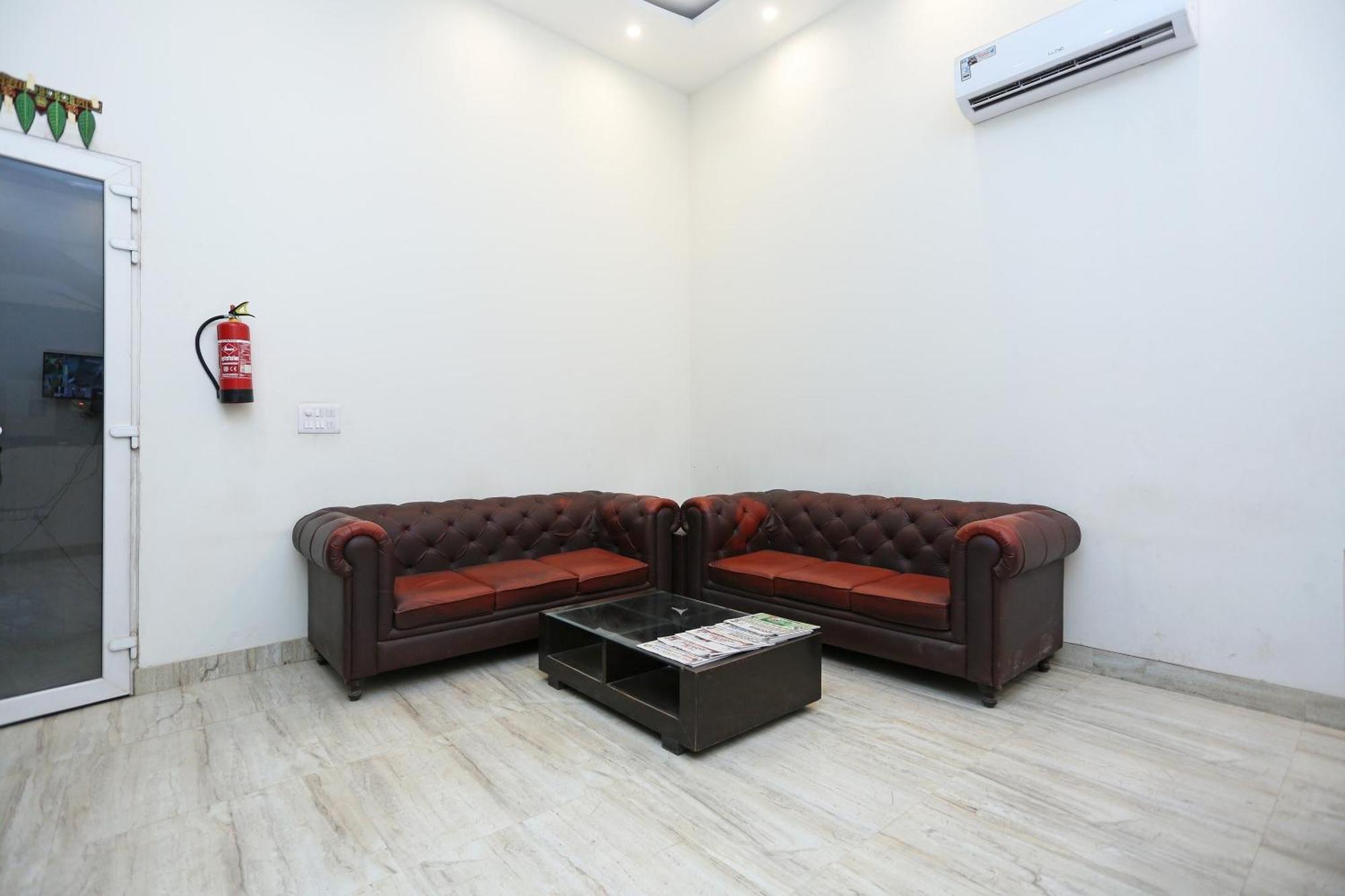 Hotel O Lakshya Yeni Delhi Dış mekan fotoğraf