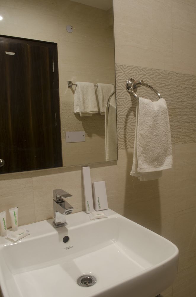 Hotel O Lakshya Yeni Delhi Dış mekan fotoğraf